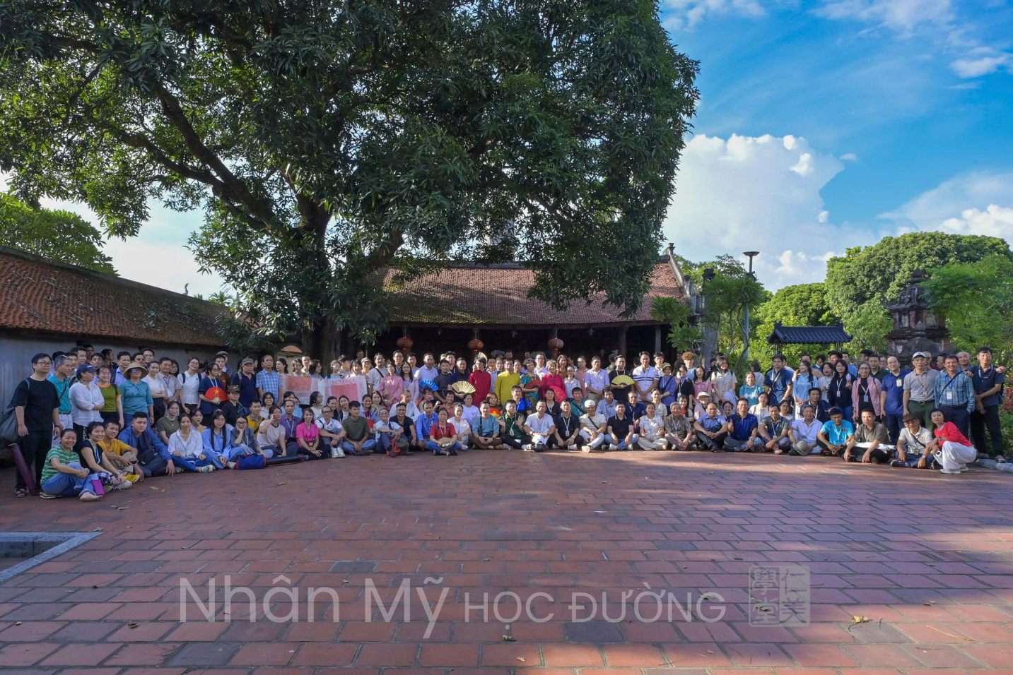 Các quý thầy và học viên Nhân Mỹ học đường chụp ảnh lưu niệm tại Di tích Chùa Dâu, Chùa Bút Tháp